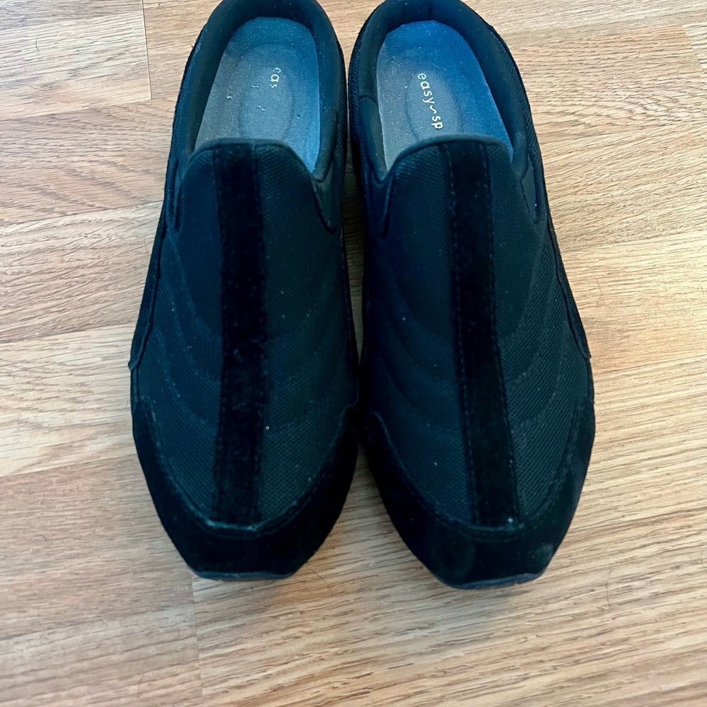 Easy Spirit Black Flats Versatile Minimalist Design